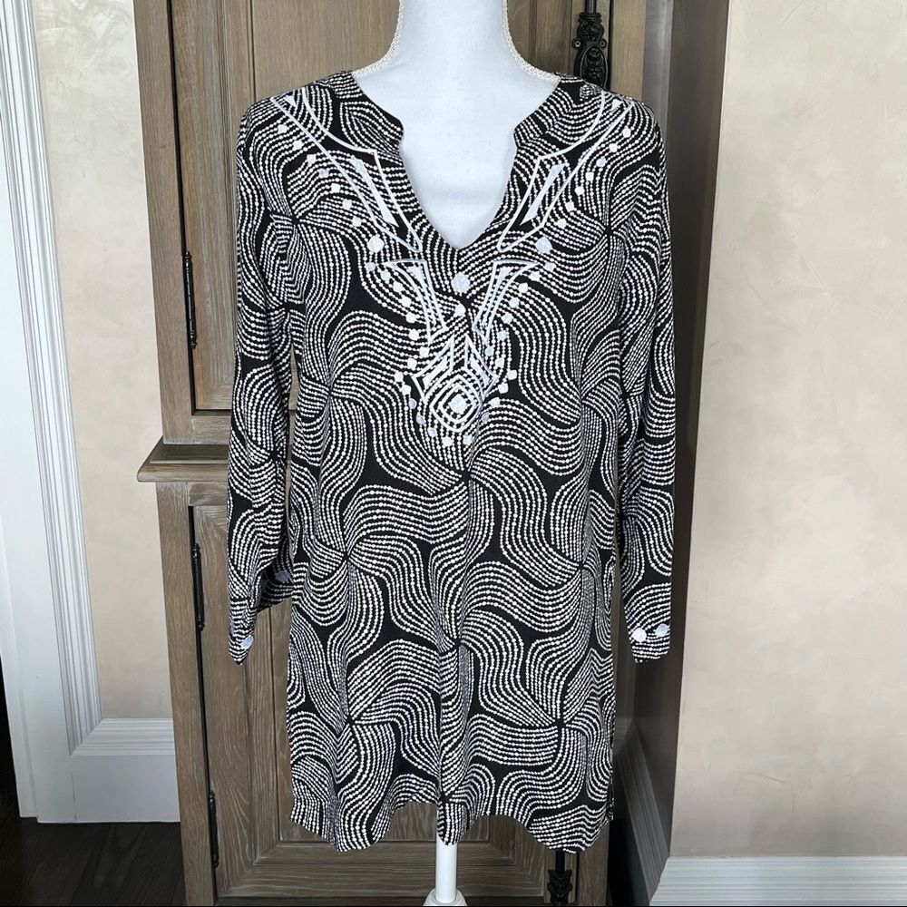 Escapada Embroidered Deco Tunic Top - Black/White Embroidery size medium